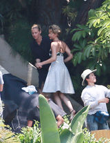 组图：大表姐詹妮弗-劳伦斯丛林拍大片 红唇露玉背美腿