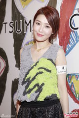 组图：周丽淇雪肤娇艳秀锁骨 怕恋情成焦点