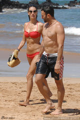 组图：安布罗休携女儿海边度假 穿比基尼秀美臀