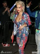 糗爆了！瑞塔肥臀撑爆裤子 当街崩裂露丁字裤