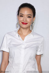 组图：舒淇助阵纽约时装周 烈焰红唇白衫优雅