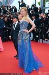 组图：妮可-基德曼登场 女神低胸美裙闪烁夺目