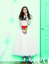 组图：After School 成员UEE泰国沙滩漫步 清凉露美背