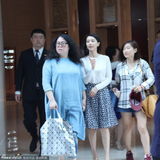 组图：高圆圆现身酒店笑容满面 获众人簇拥