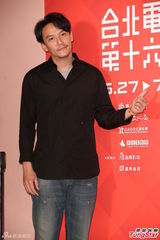 组图：张震婚后忙于拍电影 称没空生孩子