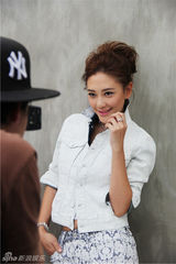 组图：应采儿俏丽牛仔风 鬼马不变酷辣更足