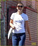 组图：娜塔莉-波特曼素颜出街仍如少女 对镜大笑萌人