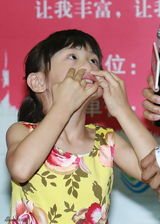 组图：田亮宣传新书《臭爸爸》 森碟曝爸妈亲亲