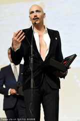 组图：弗兰科获表彰 光头亮相敞衣露稀疏胸毛