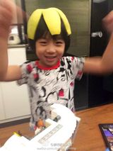 组图：Kimi头顶柚子皮过中秋 搞怪呆萌惹人爱