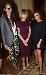 组图：贝嫂小黑裙亮相时装周 与时尚女魔头合影