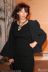 组图：戛纳Day5图片精选 美腿林立难敌妖风肆虐