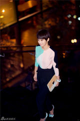 组图：张佳宁利落短发美腿袜 酷炫十足闪耀黑夜