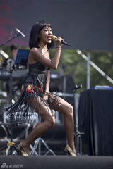 组图：吉克隽逸首次献唱音乐节 流苏装皮肤黝黑