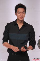 组图：李敏镐与粉丝互喂食 喜欢小鸟依人型女生