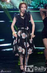 组图：韩女团f(x)热力献唱 雪莉长腿惊人