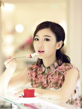 组图：毛晓彤夏日写真 做清新甜美蛋糕女孩