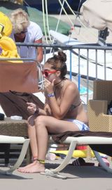 组图：麦当娜17岁女儿露酥胸 趁娘不在偷抽烟