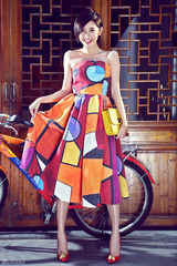 组图：唐艺昕街拍忙换装 北京胡同内展百搭风格