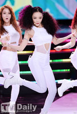 组图：韩团Kara发布会 露脐白衣性感十足