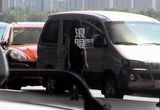 组图：高圆圆带助理回京 黑超墨镜加身酷劲十足