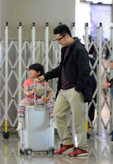 独家：王岳伦大腹便便与女卖萌 俩助理前后护驾