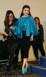 组图：范冰冰踩恨天高 获助理搀扶显女王范儿