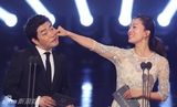 组图：百想全智贤金秀贤拿奖开怀 陶子下蹲颁奖
