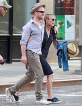 组图：48岁纸牌屋女主角罗宾与小男友恩爱出街