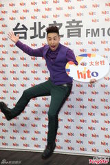 组图：潘玮柏发片撞世界杯 变魔术玩求婚