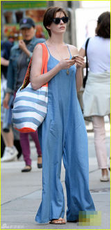 组图：安妮-海瑟薇黑超遮面 穿超肥连身裤