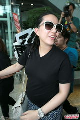 组图：汪圆圆大肚圆圆送机 助手保镖谨慎护驾