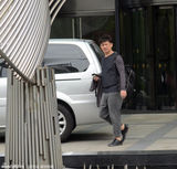 组图：好爸爸黄磊休闲外出 五五身挺凸肚