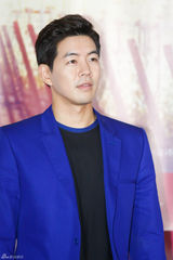 独家：韩星尹珍睿镂空白裙出席试映显优雅