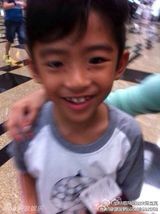 组图：张柏芝带两子出游 两萌娃遭怪阿姨包围