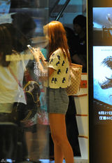 组图：柳岩性感素颜出街 与王霏霏商场购物