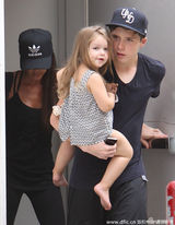 组图：辣妹全家出动健身 小七躲哥怀中安静乖巧