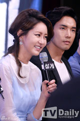 组图：韩星吴仁惠出席发布会 露脐秀性感