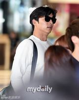 组图：东方神起孔侑等现身 胡茬微露不拘小节