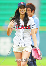 组图：韩剧《新妓生传》女星林秀香为棒球赛开球