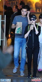 景甜与外国帅哥[1\/10]组图:景甜素颜墨镜现身机