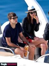 凯拉-奈特莉与老公度蜜月 痴缠紧贴当众热吻