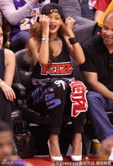 组图：蕾哈娜观战NBA忘情吃零食翻白眼