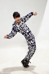 组图：向华最新写真曝光 穿连体衣卖萌