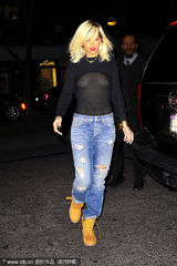 高清组图：蕾哈娜透视装出街 爆乳凸点不惧走光