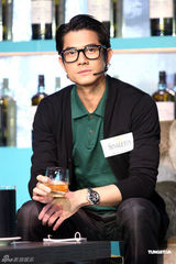 高清图：郭富城为名酒站台 英俊帅气不减当年