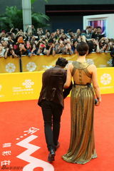 组图：《太平轮》剧组压轴红毯 蔡琳甜蜜挽男友