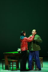 高清图：《陪我看电视》北京首演 呈现内地变迁