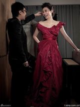 组图：李嘉欣近照曝光孕相不明显 亲吻外甥脚丫