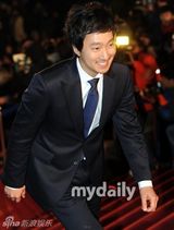 组图：朴海日满脸微笑西装笔挺走红毯